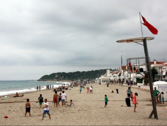 La bandera vermella onejant, aquest divendres a la tarda, a la platja d'Altafulla ACN