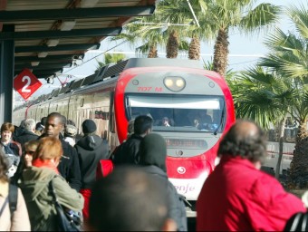 Un tren de Rodalies a l'estació de Mataró ARXIU