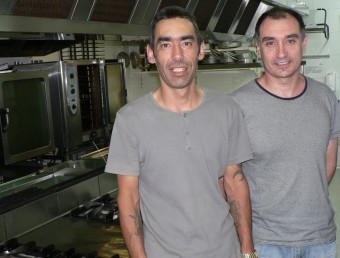 Javier Martínez, ex-pres i Manel Sánchez, tècnic d'acompanyament a la inserció d'E.I. Brot – Fundació Oscobe a la cuina del restaurant Ocells Perduts PAU LANAO