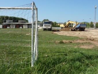 Màquines arrancant la gespa en una imatge de la setmana passada. R. E