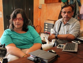 Loli Garcia i Joan Rosillo en la casa de Figueres en la que ara ella viu de lloguer, després d'aconseguir la dació en pagament JOAN SABATER