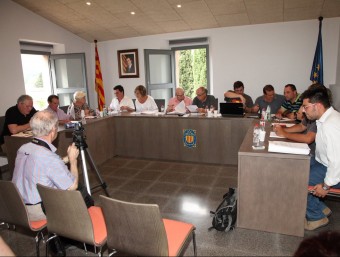 Un moment del ple d'ahir a Amer, en què es va votar la sanció. JOAN SABATER