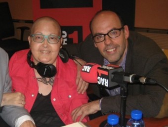 Dolors Vicens amb el periodista Joan Basté, durant la gravació del programa 