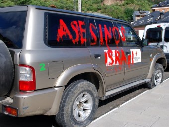 Pintades als vehicles, que a més estaven estacionats prop de la comissaria dels Mossos, contra els visitants jueus ACN