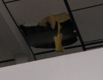 Un dels forats que els lladres van fer al sostre de la ITV de Palamós. ÓSCAR PINILLA
