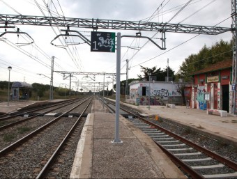 L'estació de tren de Vilamalla , on ha d'anar la futura estació intermodal al costat del centre logístic del Far Logis Empordà JOAN SABATER