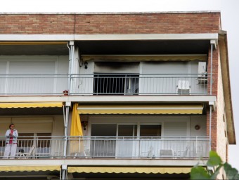 Vista del balcó del pis on s'ha produït l'incendi, als apartaments La Vall de Santa Susanna ACN