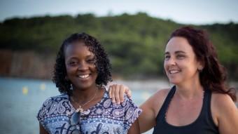 Dienaba Balde i Sílvia Bagaria passejant arran de mar després de l'entrevista la l'Escala MARTÍ ARTALEJO