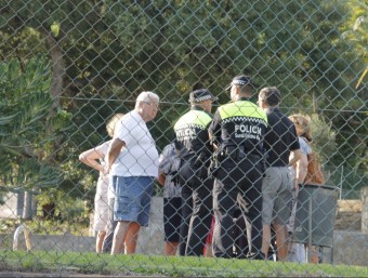 La Policia local de Santa Cristina durant l'acte de precinto de les instal·lacions. EL PUNT AVUI