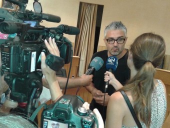 Juanma Ramon atén els mitjans de comunicació. EL PUNT AVUI