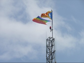 L'estelada i la bandera de l'arc de Sant Martí, ahir a la tarda als bombers de Pineda. T.M