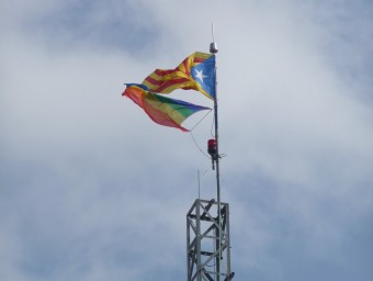 L'estelada i la bandera arc de Sant Martí al parc de bombers de Pineda de Mar. T.M