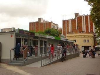 El mercat provisional que s'ha instal·lat a la plaça Batista Roca mentre dura la reforma de MercaGavà R.M.B