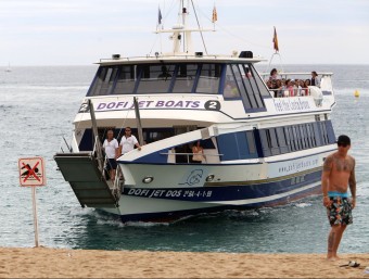 Un vaixelll desembarcant passatgers a Tossa de Mar.  Manel Lladó