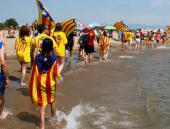 Una imatge de la caminada per la platja que es va fer l'any passat; demà es repetirà però amb dues marxes que convergiran al Fluvià ANC