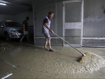 El xàfec va inundar diversos domicilis, locals de restauració i aparcaments subterranis de Calafell JOSÉ C. LEÓN