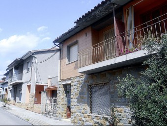 La casa donada per Ramon Estivill, en primer terme, és el número 14 del carrer dels Munts, al barri de Montserrat de Torelló XAVIER BARDOLET