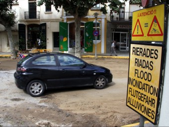 Un cartell adverteix del risc de rierades als vehicles que accedeixen des de la carretera C-61 a la riera d'Arenys de Munt. JORDI PUJOLAR/ACN