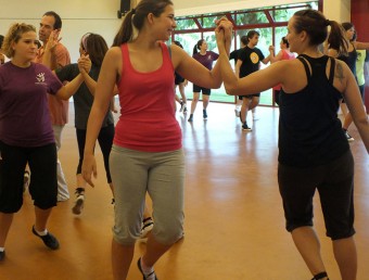 Una imatge d'uns dels tallers programats en l'edició 2014 de l'Ésdansa, el Festival Internacional de Música i Dansa de les Preses EL PUNT AVUI