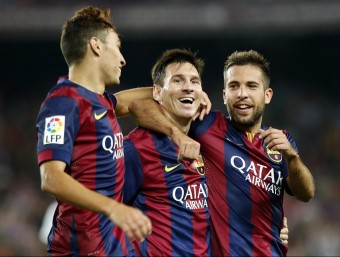 Els blaugrana Munir i Jordi Alba feliciten Messi pel seu segon gol, aquest diumenge al Camp Nou REUTERS
