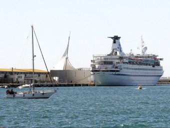 Un creuer ancorat al port d'Alacant. EL PUNT AVUI