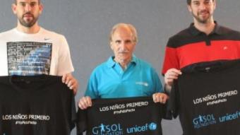 Pau i Marc Gasol acompanyats del president d'UNICEF a Espanya, Carmelo Angulo, en la presentació de la campanya EL PUNT AVUI