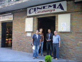 Membres de l'associació Amics del Cinema de la Vall de Ribes, amb l'alcalde, davant de la sala. R.E