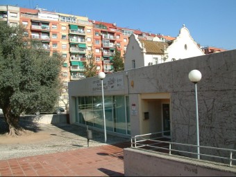 Imatge de l'exterior de la biblioteca municipal de Ripollet AJ. RIPOLLET