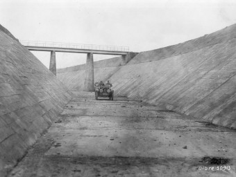 Una gran instal·lació encara en servei al Segrià. A dalt, un vehicle per l'interior del canal al 1913 i, a baix, la central i les turbines ENDESA