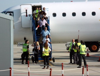 Turistes israelians baixant del primer avió procedent de Tel-Aviv que va aterrar a Alguaire el passat més de juny. ACN