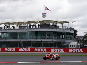 Márquez, ahir, en una clàssica estampa de Silverstone REUTERS / DARREN STAPLES