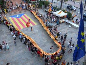 L'assaig de la V a Lloret va acabar amb el símbol al davant de la plaça de l'ajuntament (a la imatge) LLUÍS SERRAT