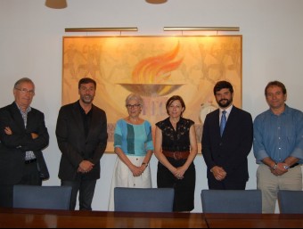 El president de la UFEC, Gerard Esteva, i altres membres de l'entitat amb Carme Forcadell (ANC) i Muriel Casals (Òmnium) UFEC