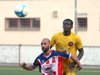 Cebri, lluitant una pilota amb Mousa (Olot) aquesta pretemporada QUIM PUIG