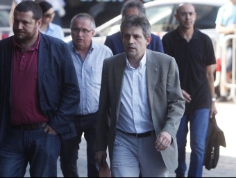 L'alcalde de Solsona, David Rodríguez (dreta), arriba aquest dimecres als jutjats de Sabadell ACN