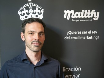 El director general de Mailify, Paul de Fombelle, amb elements de promoció de l'empresa.  JOSEP LOSADA