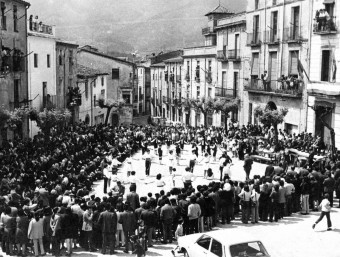 Un concurs de sardanes de la dècada dels 70 del segle XX, organitzat per Floricel FONS ARXIU HISTORIC MUNICIPAL D'ANGLÈS