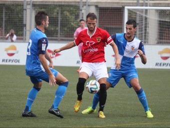 Álvaro Fernández, pressionat per dos jugador del Sabadell B, ahir ELISABETH MAGRE