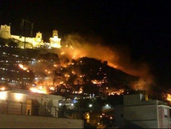 El foc que van provocar els coets va cremar part de la muntanya. ARXIU