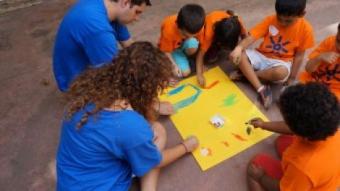 Un grup d'infants en plena activitat en un dels casals de la Fundació Pere Tarrés aquest estiu EL PUNT AVUI