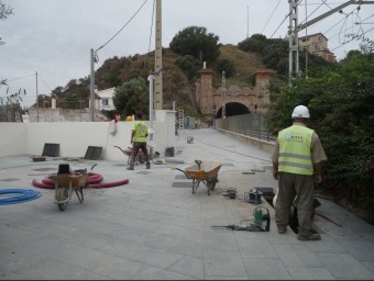 Operaris ultimen les obres del tram remodelat del passeig Marítim de Montgat, que estarà enllestit aquest mes M. MEMBRIVES