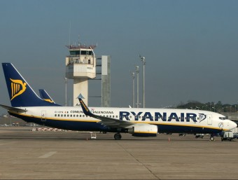 Un avió de Ryanair a les pistes de l'aeroport de Girona en una imatge d'arxiu LLUÍS SERRAT