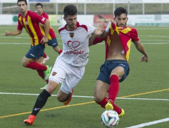 Víctor Oribe pugna amb Jordi Calavera, de la Pobla, durant el partit d'ahir JOSÉ CARLOS LEÓN