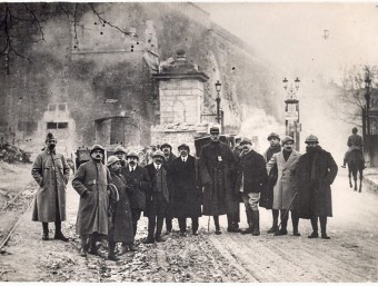 Visita d'intel·lectuals catalans al front de Reims, el 4 de desembre de 1917. Entre els membres de la comitiva hi havia Claudi Ametlla, Josep Clarà i Ramon Casas SAGARRA-TORRENTS / AMCE