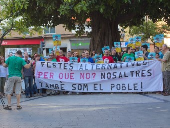 Concentració de protesta per les prohibicions davant l'Ajuntament de Torrent. EL PUNT AVUI
