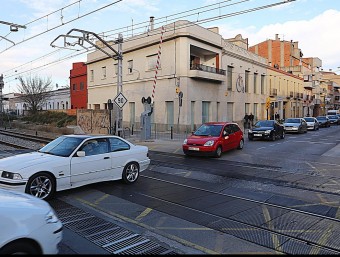 Les cues a l'avinguda Vilallonga són molt habituals a l'estiu amb l'increment de trànsit MANEL LLADÓ