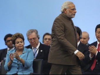 El primer ministre indi, Narendra Modi, caminant entre la presidenta brasilera, Dilma Rousseff, i el president xinès, Xi Jinping, a la cimera dels BRICS de juliol.  REUTERS