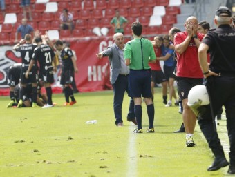 Després de l'1-1. Pitu Abelardo (dreta) amb les mans al cap, el delegat del Girona, Javier Galiano, pressionant l'assistent i els jugadors, celebrant el gol de Juncà. EL COMERCIO