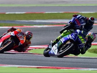 Rossi, Márquez i Lorenzo, poc abans de la caiguda del cerverí AFP PHOTO / GIUSEPPE CACACE