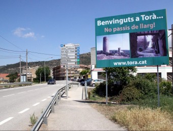 Un rètol dóna la benvinguda a Torà, on es farà una consulta per decidir si abandonen la Segarra i van al Solsonès ACN
